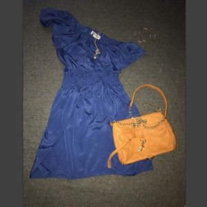 Cute ones shoulder blue flow dress. Hugs in middle